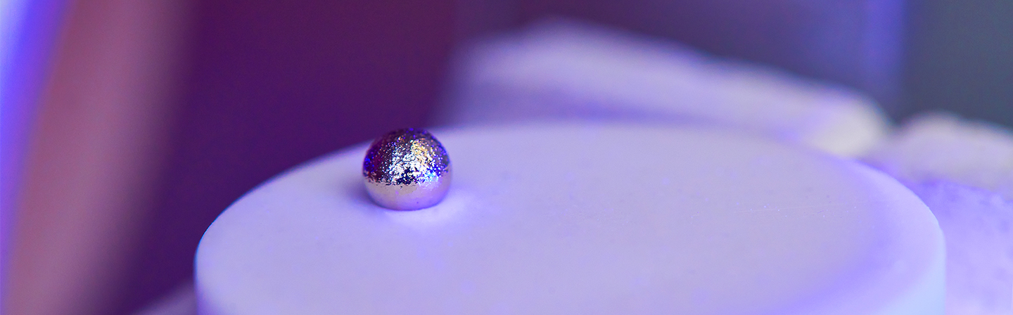 TensioTOM: Visualization of the dynamic wetting behavior of a metal melt 